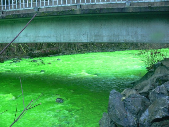 Perierga.gr - Φωσφοριζέ πράσινο ποτάμι